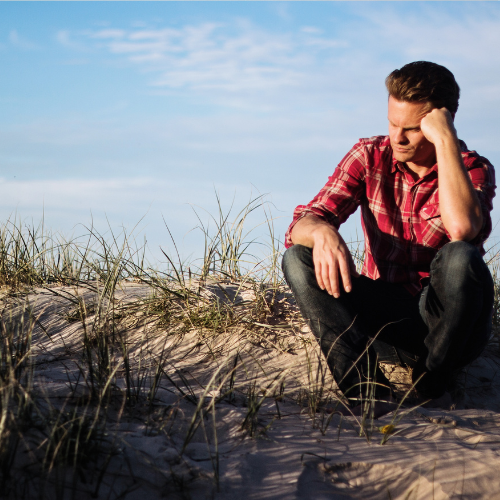 たそがれる男性