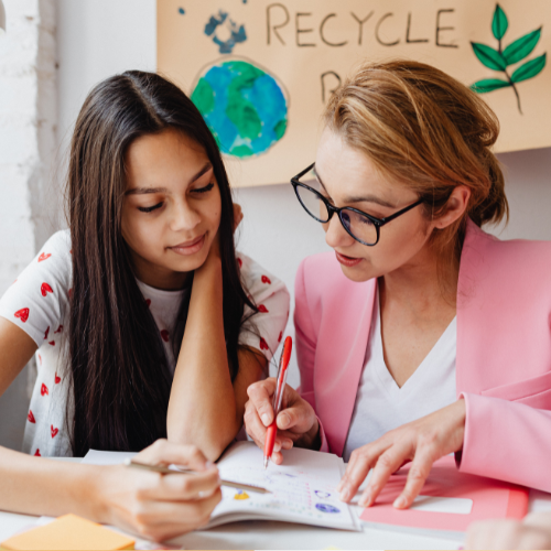 何かを話す女性二人