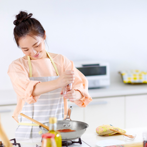 料理する女性