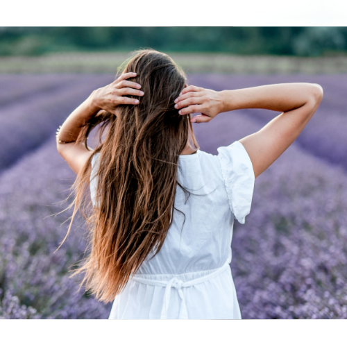 髪を触る後ろ姿の女性