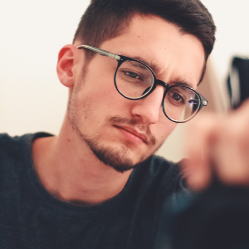 どこか悩みがある男性