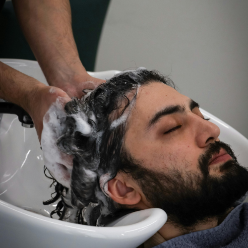 シャンプーしてもらう男性