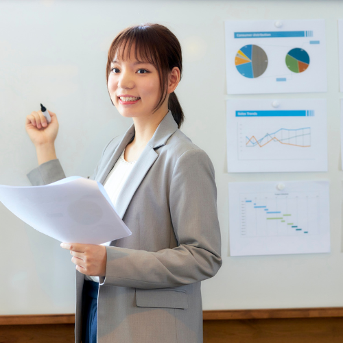 プレゼンする女性