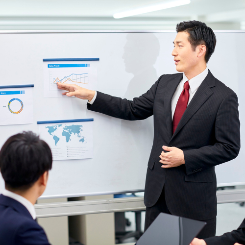 プレゼンする男性