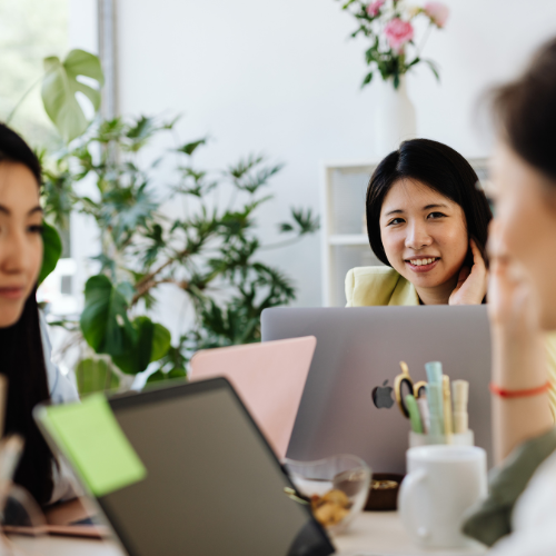 職場で会話する人たち