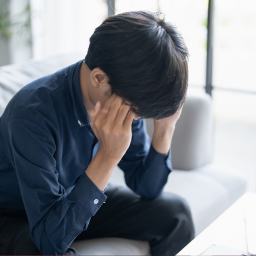 頭を抱える男性