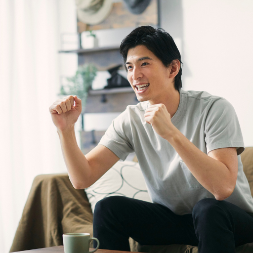 ガッツポーズ座っている男性