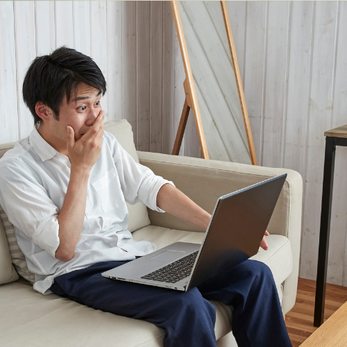 パソコンを抱えて何かを理解する男性