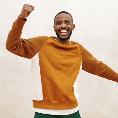 喜んでいる男性