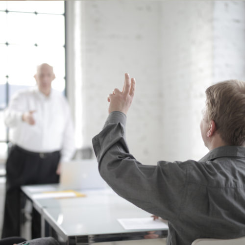授業で挙手する人