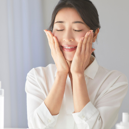 肌の確認する女性