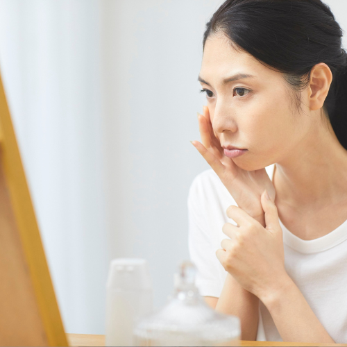 肌を確認する女性