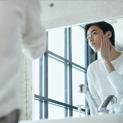 肌を確認する男性