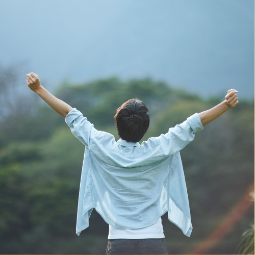 自然のまで伸びる男性