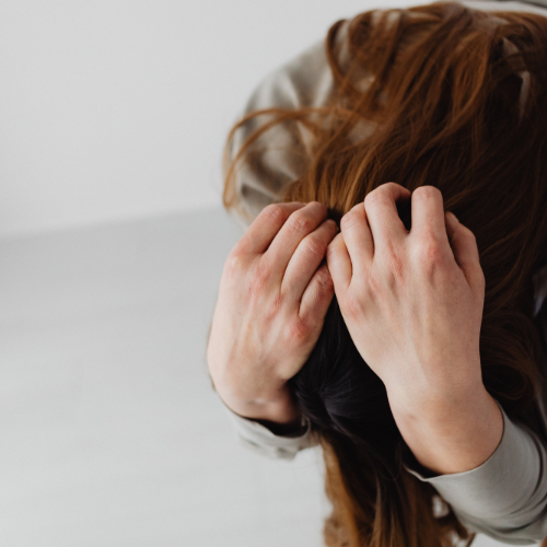 頭を抱える女性