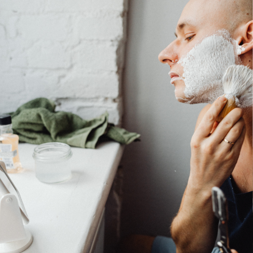 顔を剃る外国人男性