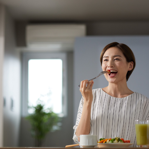 食事を楽しむ女性