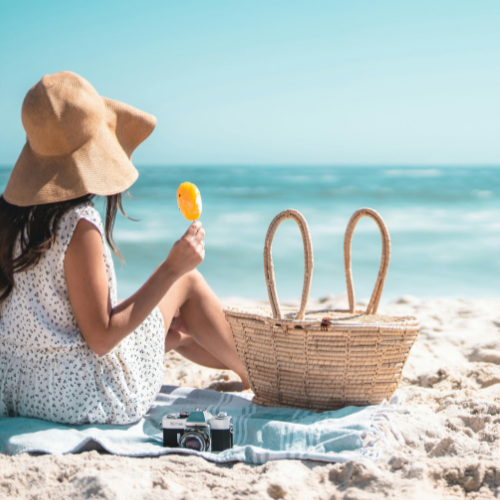 海を堪能する女性
